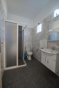 A bathroom at Deniz Airport Suites