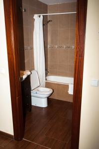 Un baño de Apartamentos Rurales Larrago