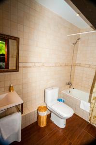 Un baño de Apartamentos Rurales Larrago