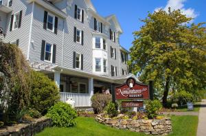 un edificio con una señal frente a un edificio en The Nonantum Resort, en Kennebunkport