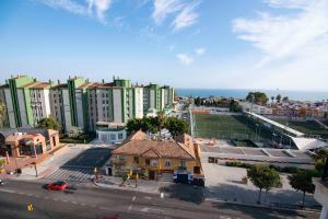 - une vue aérienne sur une ville avec un terrain de football dans l'établissement LU&CIA El PALO, à Malaga