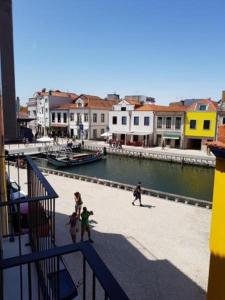 a group of people on skateboards near a body of water at Innapartments São Gonçalinho II in Aveiro