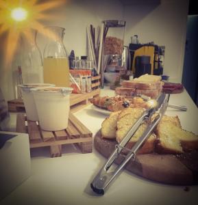 une table recouverte de pain et d'une assiette de nourriture dans l'établissement B&B La Giara, à Porto Empedocle