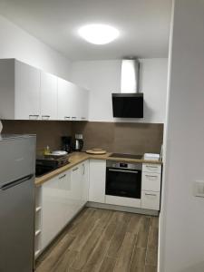 Kuchyň nebo kuchyňský kout v ubytování Apartmani Matea