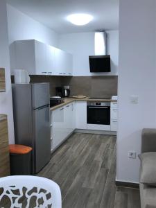 Kuchyň nebo kuchyňský kout v ubytování Apartmani Matea