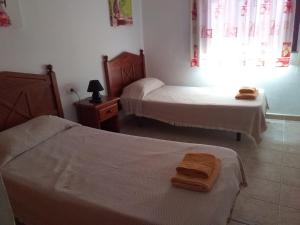 Ένα ή περισσότερα κρεβάτια σε δωμάτιο στο APARTAMENTOS MARIA