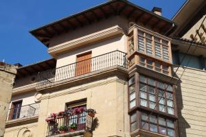 ein Gebäude mit Balkonen und Blumen darauf in der Unterkunft Apartamento Palacio de Las Sevillanas in Haro