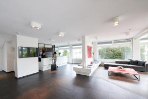 TV a/nebo společenská místnost v ubytování Hotel Holiday Thun