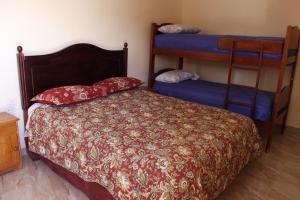 um quarto com uma cama e 2 beliches em hostal iquisa em San Pedro de Atacama