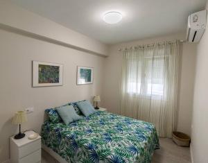 Een bed of bedden in een kamer bij Victoria - Apartamento Playa