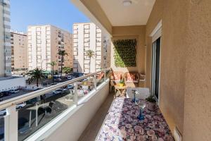 um apartamento varanda com vista para a cidade em Victoria - Apartamento Playa em Cádiz