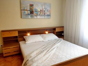 Bett in einem Schlafzimmer mit Wandgemälde in der Unterkunft Holiday House Palma in Dobrinj