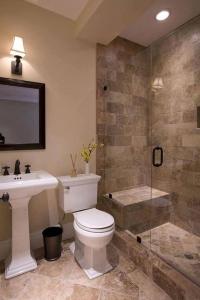 La salle de bains est pourvue de toilettes, d'un lavabo et d'une douche. dans l'établissement Residence Royale Hôtel, à Cap-Haïtien