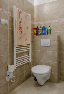 ein Bad mit einem WC und einem Handtuch in der Unterkunft Apartmán v Sedlici in Sedlice