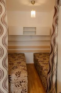 Zimmer mit 2 Betten und einem Fenster in der Unterkunft Apartmán v Sedlici in Sedlice