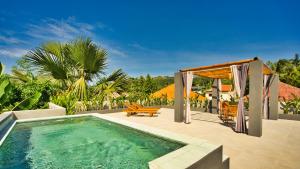 een achtertuin met een zwembad en een huis bij Dalai Home in Kuta Lombok