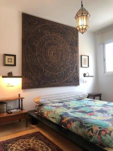 une chambre avec un lit avec un grand mur dans l'établissement APARTAMENT 4 GATS, à Deltebre