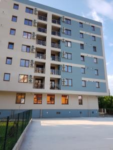 an apartment building with a tennis court in front of it at Kolonaki Domus Apartment 3 in Iaşi