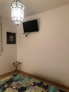 デルテブレにあるAPARTAMENT 4 GATSの壁に薄型テレビが備わる客室です。