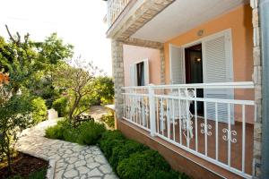 Vonkajšia záhrada v ubytovaní Apartments and Rooms Njivice