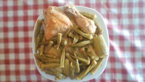 een bord eten met kip en frietjes op een tafel bij Apollon in Tsoútsouros