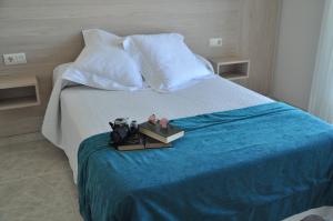 pokój hotelowy z łóżkiem i niebieskim kocem w obiekcie Hotel Casa Portuguesa w mieście Meaño