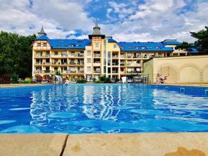 a large swimming pool in front of a hotel at Apartamenty Platinum 2 in Łukęcin