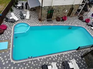Bazén v ubytování Whiteberry hotel nebo v jeho okolí