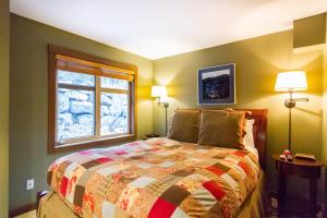 Gallery image of Ski in Ski out Minutes from Village, Private Hot Tub Sleeps 6 Free Shuttle in Whistler