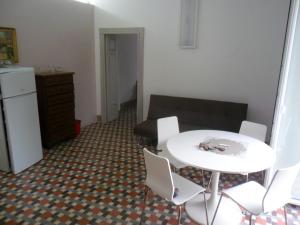 CrecchioにあるVilla Muchiarelliのリビングルーム(白いテーブル、白い椅子付)
