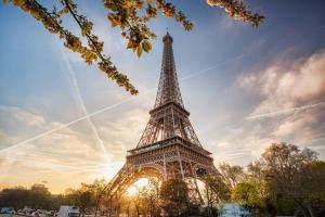 a view of the eiffel tower at sunset at chambre d'hote Disneyland esprit in Bussy-Saint-Georges