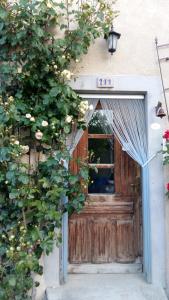 un ingresso a un edificio con porta in legno di Le Pèlerin a Montségur