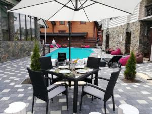 Bazén v ubytování Whiteberry hotel nebo v jeho okolí