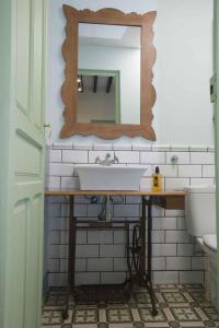 a bathroom with a sink and a mirror on the wall at Vintage & Cosy Auditorium in Alicante
