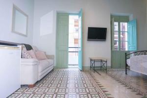 a living room with a couch and a tv at Vintage & Cosy Auditorium in Alicante