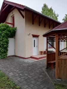 Tuja Vendégház 8136 Lajoskomárom, Móricz Zs u.14. kép - 2