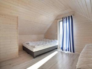 Säng eller sängar i ett rum på Morskie domki Mielno