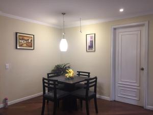 un comedor con una mesa con plátanos. en Fontana: Location + Pool, en Quito