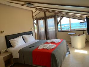 Postel nebo postele na pokoji v ubytování Avra Hotel