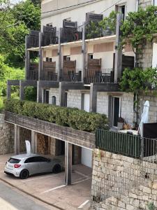 une voiture garée devant un bâtiment dans l'établissement A Fontana, à Zonza