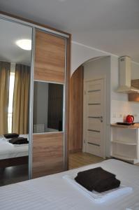 - une chambre avec un lit et une grande porte coulissante en verre dans l'établissement Apartments on Leva st., à Berehove