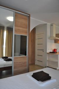 Ένα ή περισσότερα κρεβάτια σε δωμάτιο στο Apartments on Leva st.