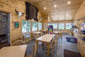 a room with tables and chairs in a log cabin at Rock Crest Lodge & Cabins in Custer