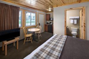a living room filled with furniture and a bed at Rock Crest Lodge & Cabins in Custer