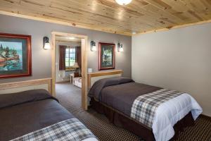 Rock Crest Lodge & Cabins 객실 침대