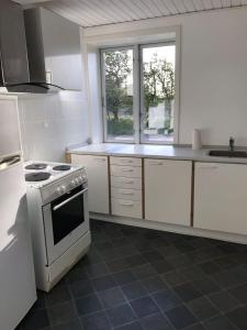 a white kitchen with a stove and a sink at BB-Vadehavet Ferielejlighed til 6 personer ved Nationalpark Vadehavet in Ribe