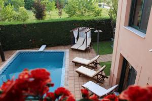 Výhled na bazén z ubytování 4-seasons pool villa near Meteora nebo okolí