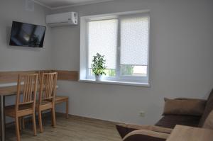 een woonkamer met een tafel en een raam bij Apartments on Leva st. in Berehove