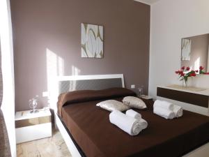 sypialnia z łóżkiem z 2 poduszkami w obiekcie SOPHIA Appartament w mieście Trappeto