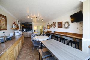 ein Restaurant mit einer Bar mit Tischen und Stühlen in der Unterkunft Western Inn in Tremonton